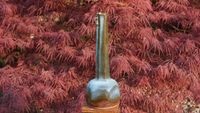 Vase aus Steinzeugton mit schmalem Hals