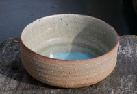 Schale aus grobem Steinzeugton, innen mit einer Kastanienblätterasche glasiert